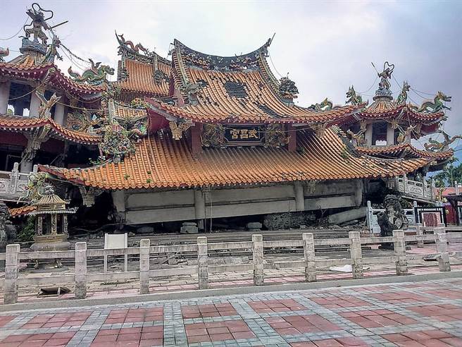 南投集集武昌宮在921地震時倒塌，整座廟宇剩下上半截，現在這裡保留震災後貌。