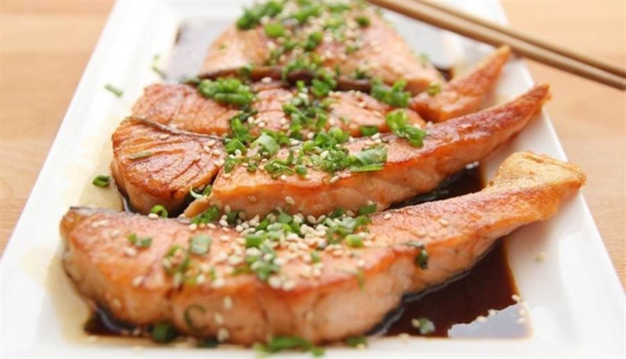 對於食量較小的長者，建議先從魚肉等蛋白質開始吃。（圖／pixabay）
