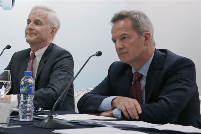 图中是国泰航空政总裁何杲（右）与董事局主席兼常务董事史乐山前年召开记者会的檔案照。这两位国泰最重要的高层人事在半个月内接连撤换，极可能是来自北京的政治压力。（图／美联社）