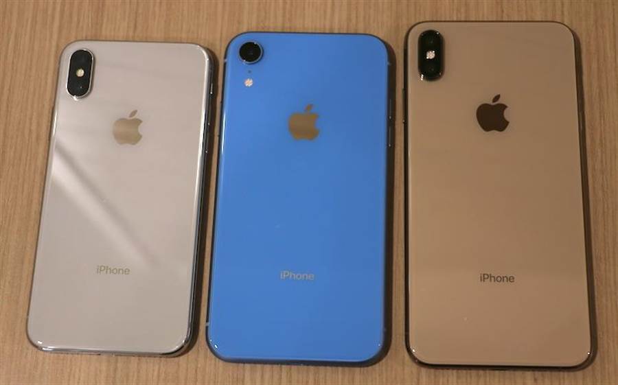 2017 年的 iPhone X（銀色），以及 2018 年的 iPhone XR（藍色）與iPhone XS Max（金色）。可以看見蘋果 LOGO 都位於背面偏上的位置。（圖／黃慧雯攝）