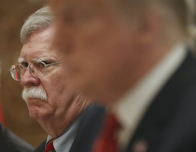 美国国家安全顾问波顿遭总统川普炒鱿鱼，据外媒报导，他与川普北韩与伊朗等外交政策上意见不合，也有传闻波顿曾在川普决策后破坏政策执行，令川普火大。图为美国国家安全顾问波顿与川普。（美联社）