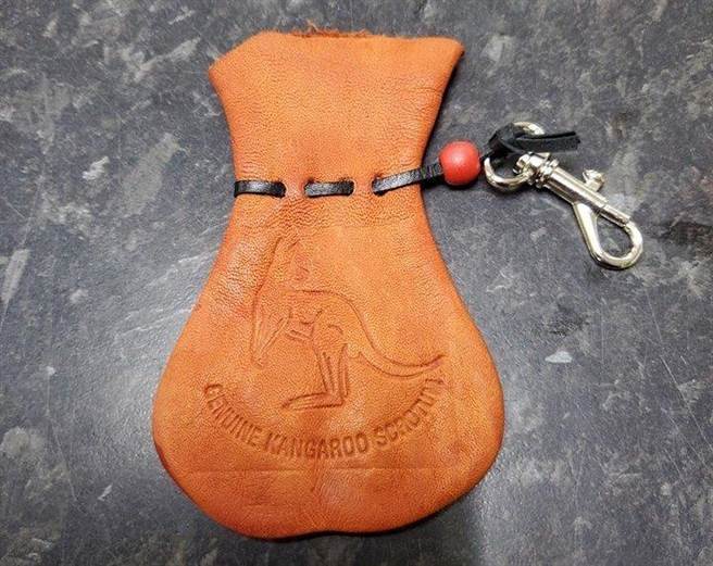 袋鼠「子孙袋」做成的钱包，当地人相信会带来幸运，也能为家里「添丁生财」，如同袋鼠惊人的生育力一般。（摘自爆废公社）