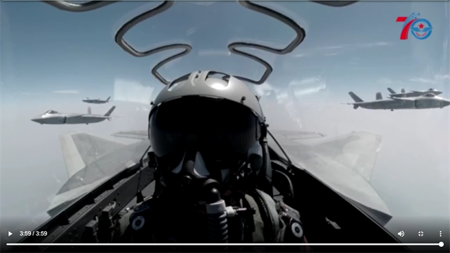 中共空軍官方微博發佈了新版宣傳片《鷹擊長空 為國仗劍》罕見出殲-20戰機座艙視角下的多機編隊畫面。（圖／微博@空軍發布）