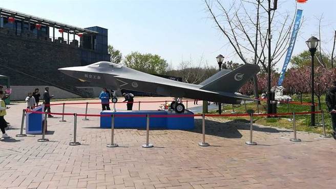 扬州协同创新研究院前的FC31鹘鹰隐形战机模型。（图／网路）
