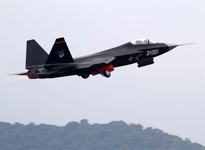 俗称歼-31的FC-31鹘鹰仍续在全球的航展亮相，但目前还未进入量产，未来的变数仍多。（图／新华社）
