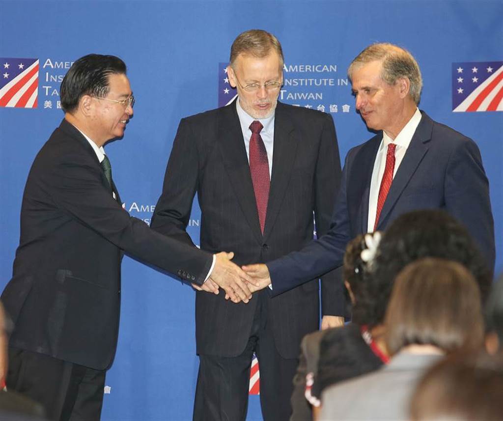美國在台協會處長酈英傑（右二）、外交部長吳釗燮（左一）、美國國務院副助卿巴斯比（右一）出席開幕式，互相握手致意。（王英豪攝）
