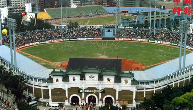 1990年3月17日中華職業棒球聯盟在台北市立棒球場熱鬧開打。（本報資料照片）