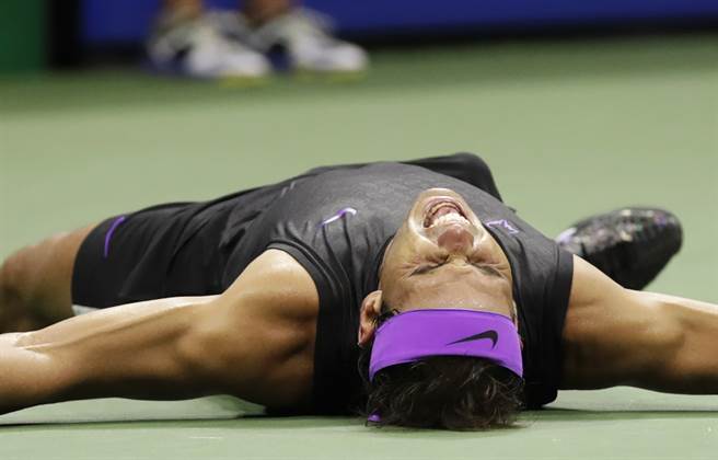 2019美網男單決賽比賽結束當下，納達爾先躺在地上，顯示這場比賽已經讓他身心都相當疲憊。(資料照/美聯社)