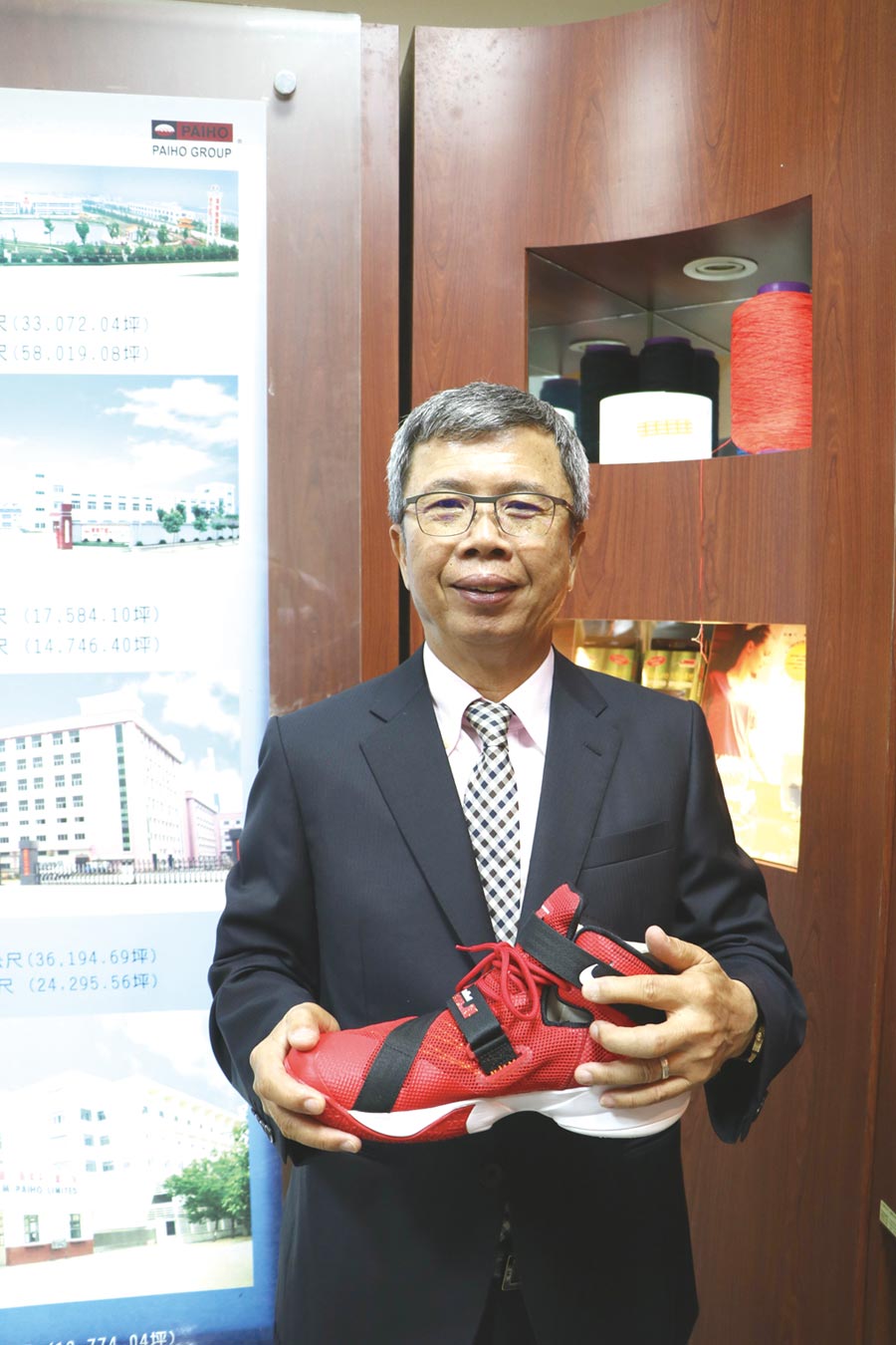 台灣百和董事長鄭森煤，手持公司新開發的新鞋材，可運用在知名品牌運動鞋款。圖／劉朱松