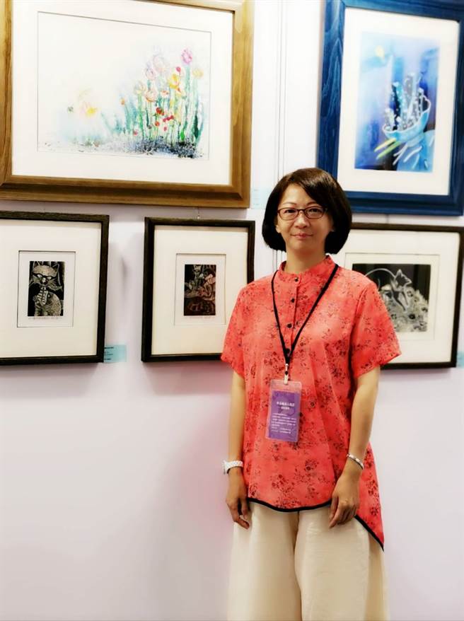 插畫家程子潔(見圖)表示，插畫藝術很少有機會進入藝術品銷售市場，台灣藝術博覽會讓更多元藝術形式，呈現在觀眾眼前。(徐秀娥攝)