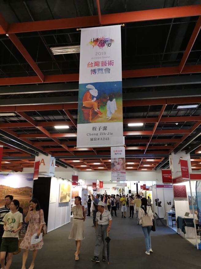 參觀台灣藝術博覽會的觀眾，多是對藝術愛好，卻常不得其門而入的普羅大眾。(徐秀娥攝)