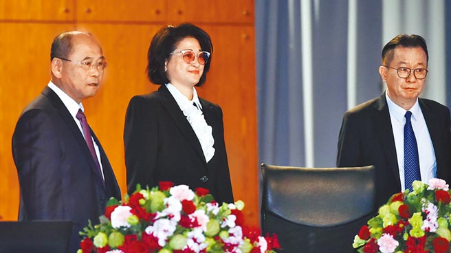 裕隆董事長嚴陳莉蓮（中）6月與當時副董事長陳國榮（右）及總經理姚振祥（左）出席股東會。（本報資料照片）