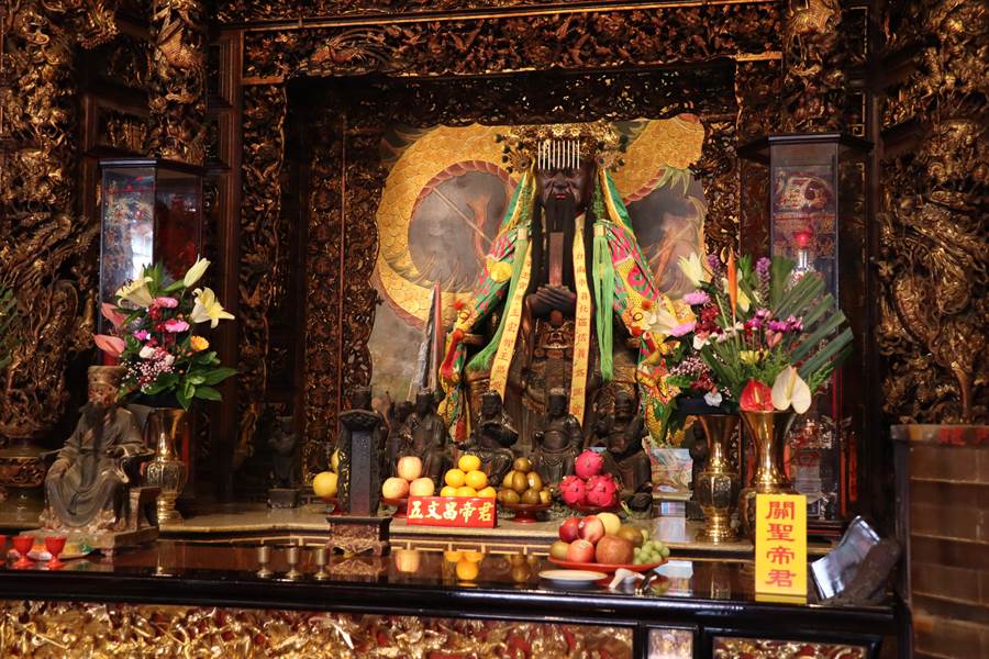 善化慶安宮1982年起增祀開台先師沈光文，成為供奉六文昌的特殊廟宇。（劉秀芬攝）