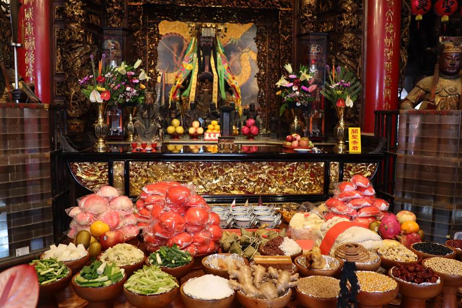 善化慶安宮依古禮準備了蔥薑蒜、芹菜及五穀雜糧等祭品。（劉秀芬攝）