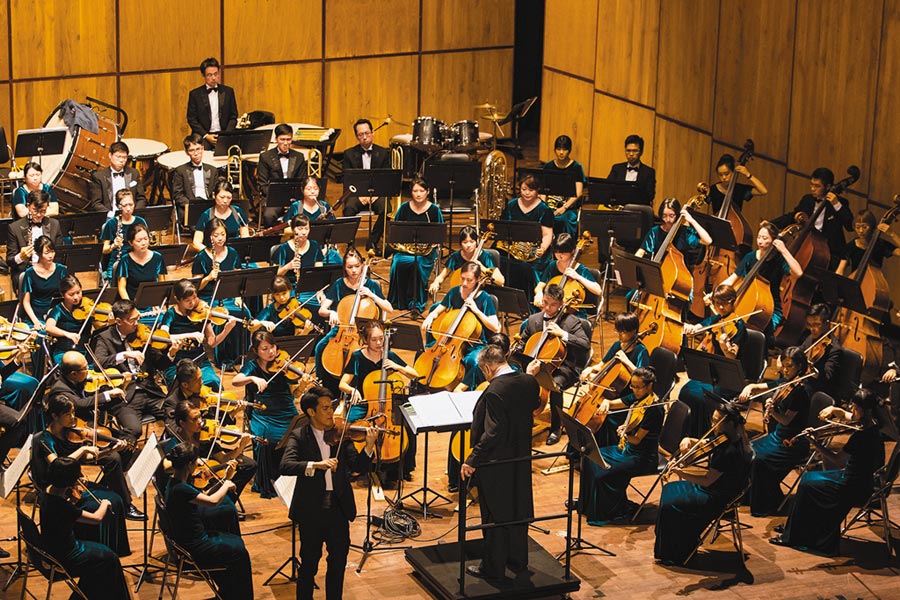 台灣年輕小提琴家林品任與長榮交響樂團於胡志明市大劇院帶來炫技的演出。（長榮航空提供）