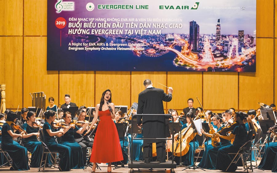 被稱為「越南蔡依林」的越南知名女歌手，同時也是長榮航空越南代言人東兒（Dong Nhi）與長榮交響樂團合作，古典與流行音樂的結合令現場觀眾驚艷。（長榮航空提供）