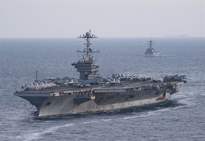 美国尼米兹级核动力航母「杜鲁门」号今年7月18日穿越大西洋的画面。（美国海军）