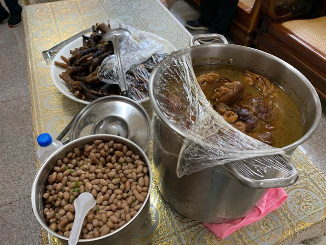 特制的滷猪脚、滷鸡脚及滷花生，作为韩国瑜午餐配菜。(林欣仪摄)