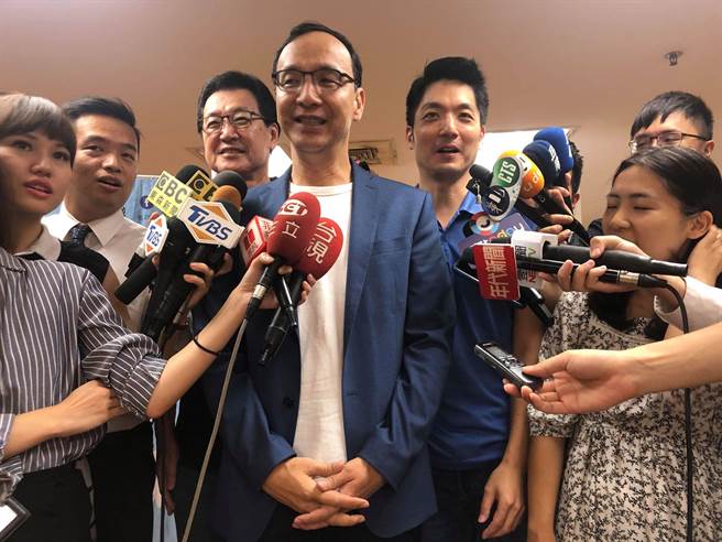 前新北市長朱立倫（中）今天到中崙高中參加電影欣賞會。（周毓翔攝）