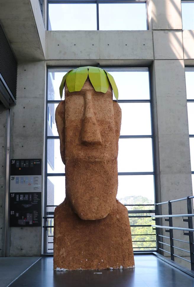 《摩艾巨石像》也戴上一頂柚子帽。（陶博館提供／許哲瑗新北翻攝）