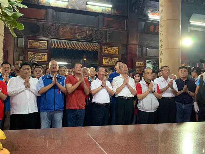 國民黨總統參選人韓國瑜（右四）台中行倒數第二站抵達清水紫雲巖，紅、黑派大老站台力挺，展現團結氣勢。（林欣儀攝）