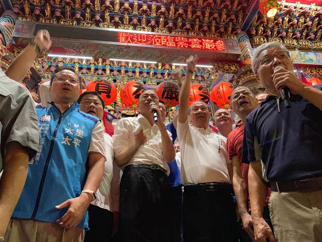 國民黨總統參選人韓國瑜台中行倒數第二站抵達清水紫雲巖，紅、黑派大老站台力挺，展現團結氣勢。（林欣儀攝）