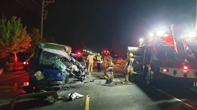 台南市七股區竹橋里段14日晚間發生3車連環撞事故，造成1死2傷。（翻攝相片／劉秀芬台南傳真）