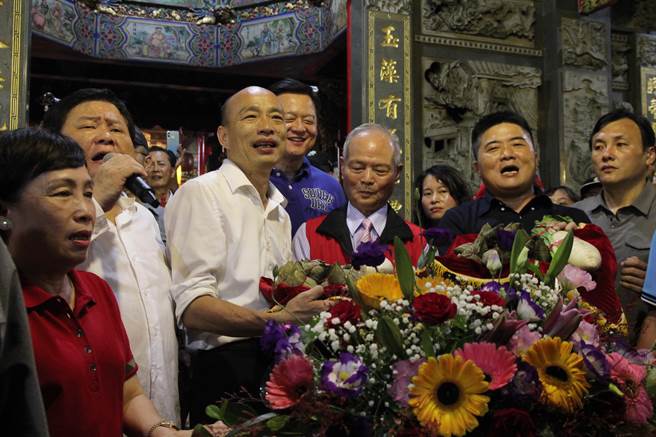 國民黨總統參選人韓國瑜到沙鹿區玉皇殿祭拜，廟方致送粽子。(陳淑芬攝） 