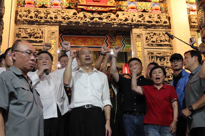 國民黨總統參選人韓國瑜到沙鹿區保安宮祭拜，大批支持者熱情到場相挺。(陳淑芬攝）