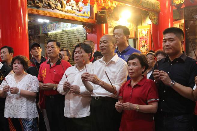 國民黨總統參選人韓國瑜（右3）到沙鹿區朝興宮祭拜，大批支持者熱情到場相挺。(陳淑芬攝）