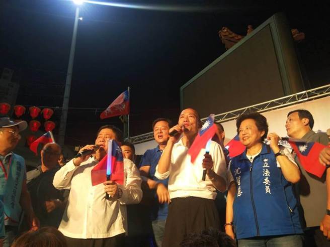 韓國瑜與顏清標高唱「一卡皮箱」。（陳淑娥攝）