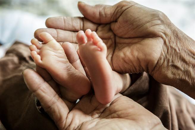 78岁的拉欧与74岁妻子曼加亚玛结缡57年，终于在5日诞下双胞胎，成为新手爸妈。（示意图／shutterstock）