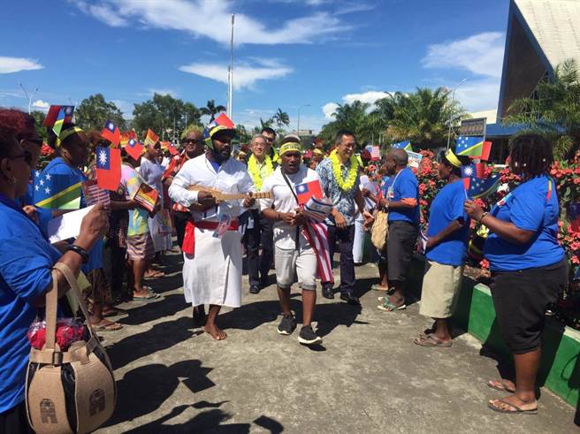 外交部政务次长徐斯俭于16日抵达索罗门群岛并受到索国民眾热烈的欢迎。(外交部提供)