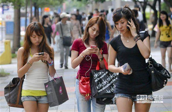 现代人聊天离不开通讯软体，不过有些习惯很容易被视为「老人」。(中时资料照)