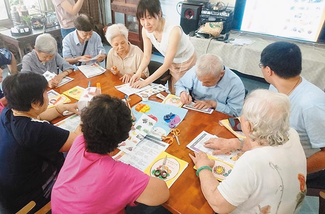 台南市為因應老年人口快速成長，今年底將達成37個行政區每區至少設置一處日照中心的目標。（洪榮志攝）