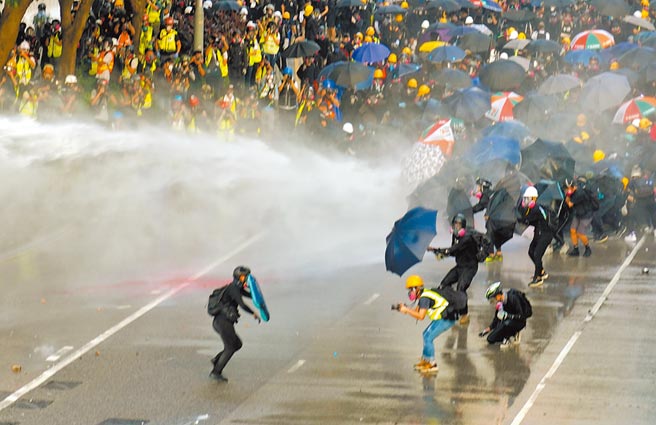9月15日，警方出動「水砲車」驅散示威者。（中新社）