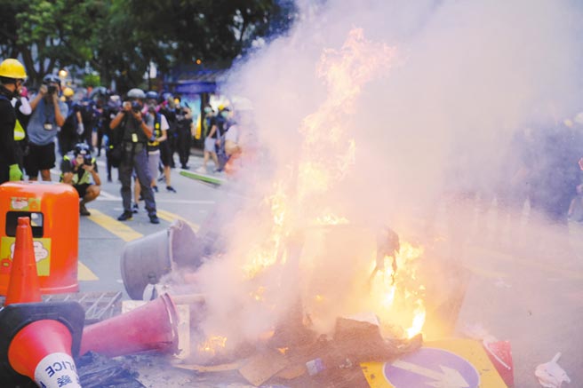 9月15日，示威者在香港灣仔縱火。（新華社）