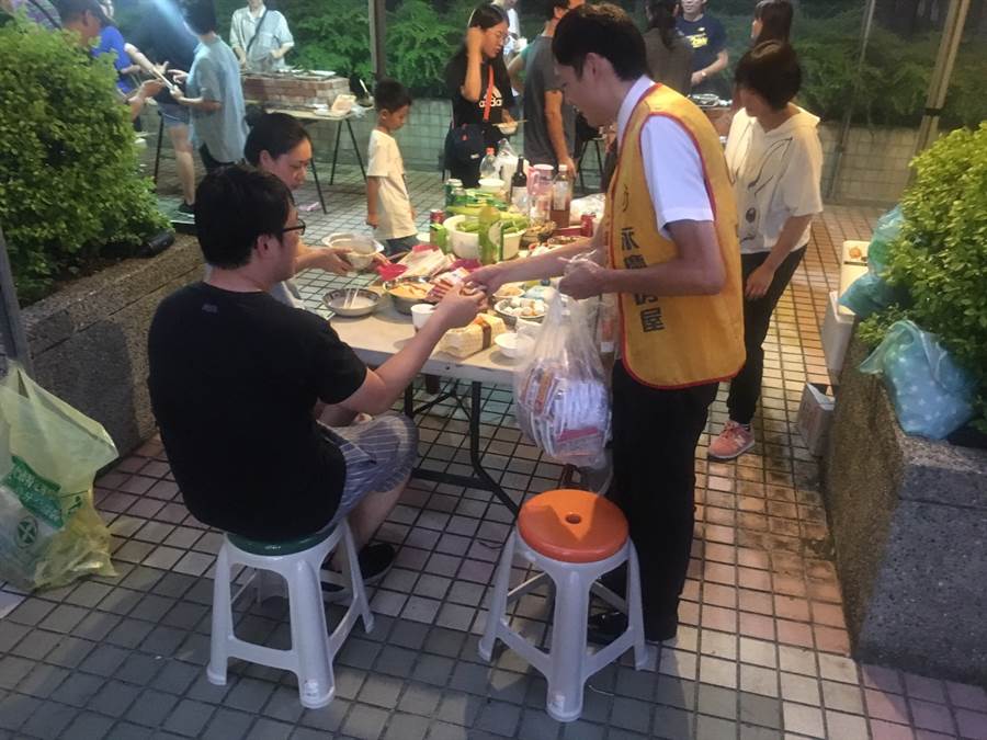 萬隆社區在中秋節當天舉辦社區烤肉活動。／永慶房屋提供