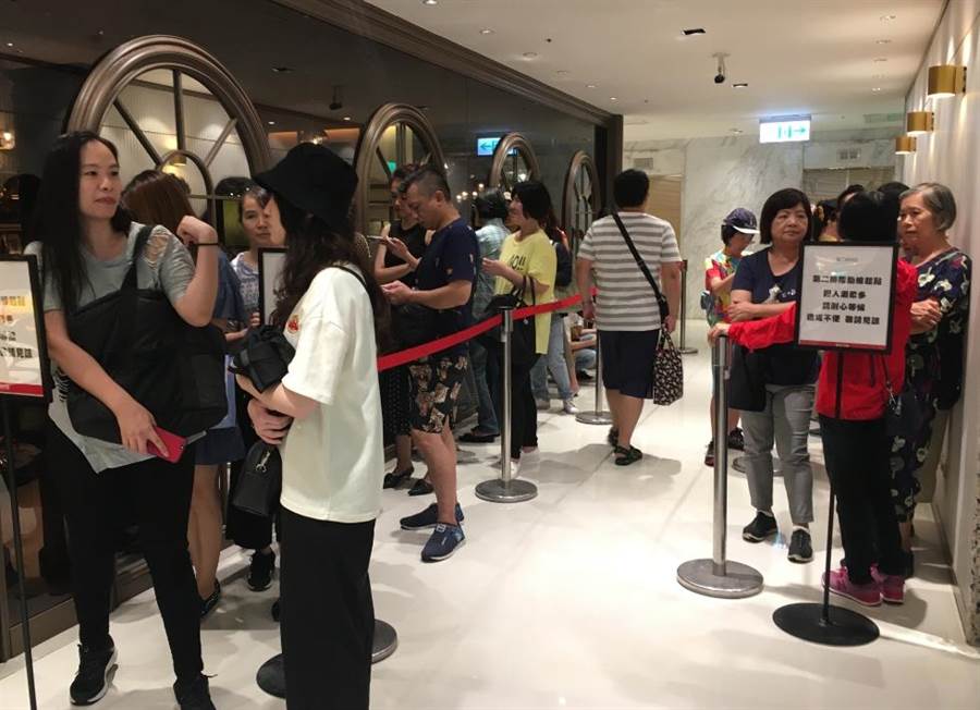新光三越台北南西店星乃珈琲店今午14時開幕前，以排隊近百人。（郭家崴攝）