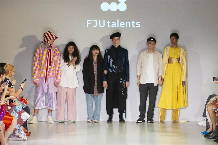 FJU talents 設計師謝幕，黃郁媚（左二）、賴品聿（左三）、洪威宇（右二）。（FJU提供）