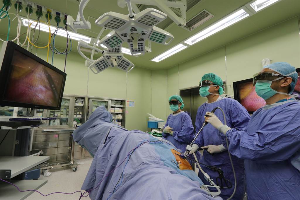 亞大醫院大腸直腸外科主任江驊哲（中）為患者（非當事人）執行3D立體腹腔鏡手術。（林欣儀攝）