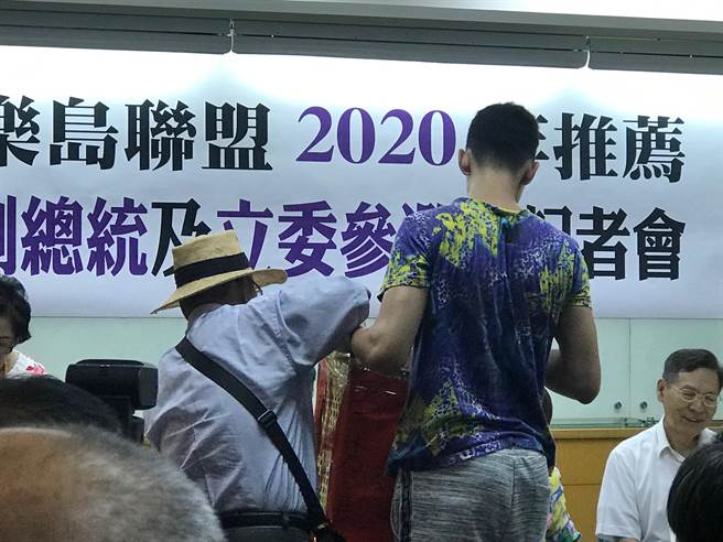 吕彭配，100万保证金，帅哥扛出场。照片：曾薏苹摄