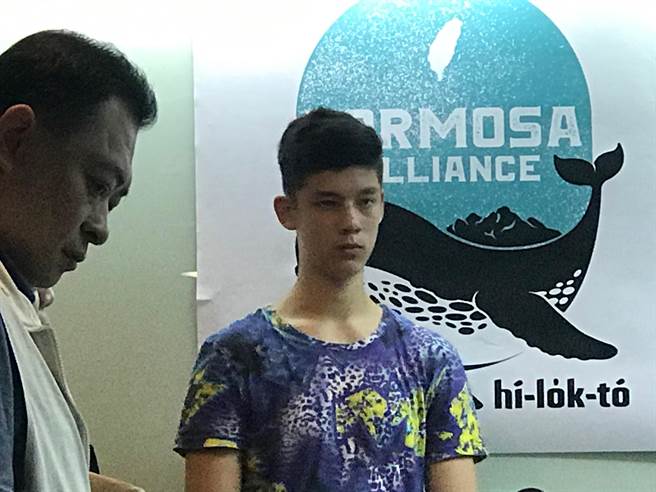 吕彭配，100万保证金，帅哥扛出场。照片：曾薏苹摄