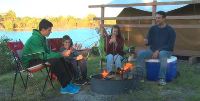 有业者发明了可以既远离火源又能安心烤肉的方式─把肉钓起来烤。（图摘自YouTube）