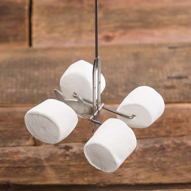 只要轻轻甩竿，就可以将食材翻面，不过也有食材不能太大块的限制。（图摘自lehmans.com）