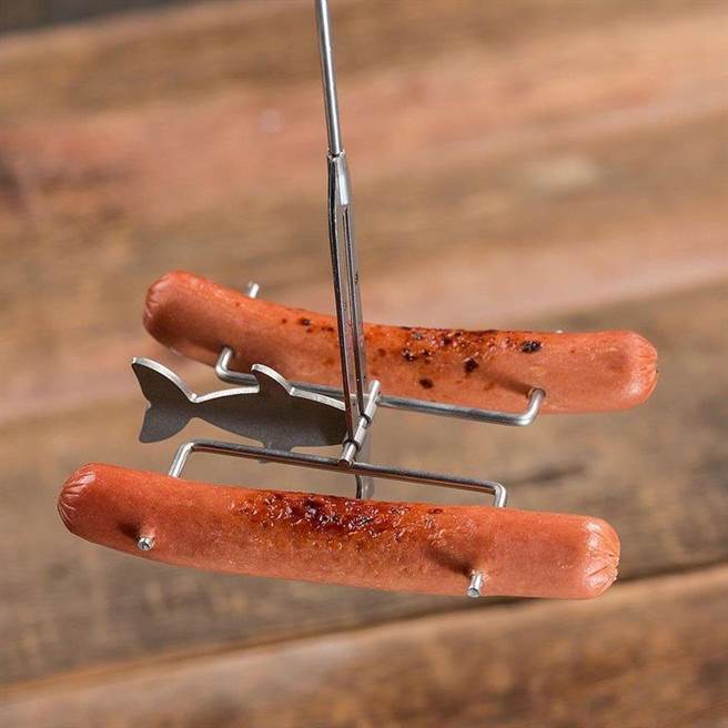 只要轻轻甩竿，就可以将食材翻面，不过也有食材不能太大块的限制。（图摘自lehmans.com）