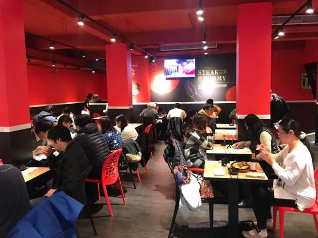 孙东宝打着台式牛排教父的名称，慢慢站稳在牛排市场的位子。日前有位网友好奇，许多人认为孙东宝跟夜市牛排同等级，难道真是如此？（摘自孙东宝脸书）