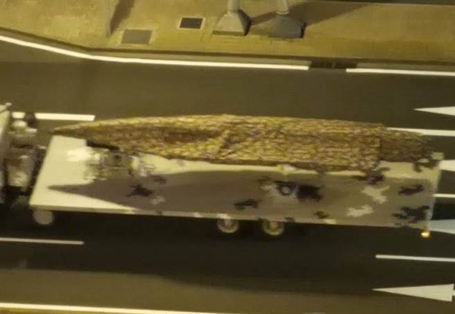 预备参加阅兵的无侦-8无人侦察机进行夜间阅兵式演练。（图／鼎盛军事）