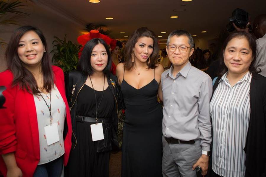 加全工業副總丁建祥（右二）與設計師Irina Shabayeva、華裔彩妝師賴曼琳在紐約時裝周發表最新一季作品。（圖／加全）
