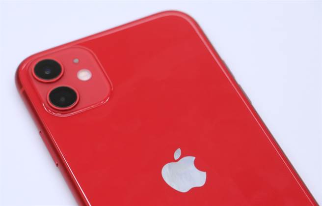 iPhone 11紅色款。升級雙相機辨識度更高！（黃慧雯攝）

